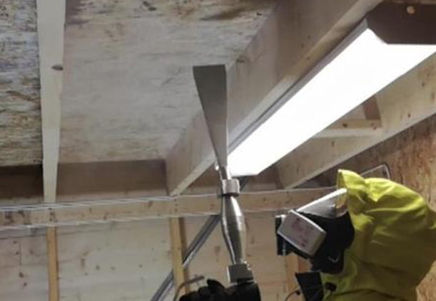 Trockeneisreinigung für Schimmelsanierung